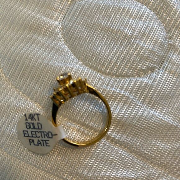 14 K gold- plated cubic wedding/ engagement zirconia ring in size 8 NWT Classic - Picture 8 of 10